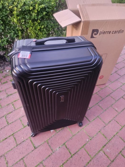 КОМПЛЕКТ 3 броя чисто нови куфара Pierre Cardin 
Описание:
Продавам пълен комплект от 3 броя чисто нови куфари на реномираната ма