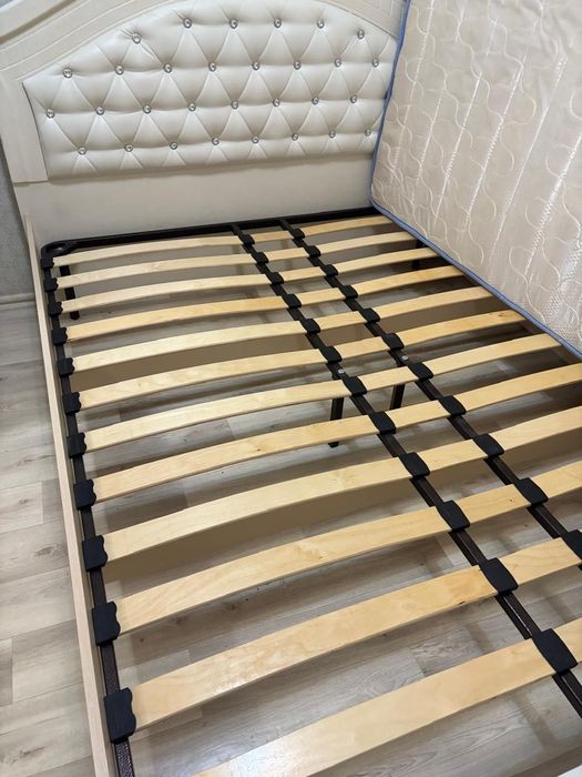 Кровать в спальню