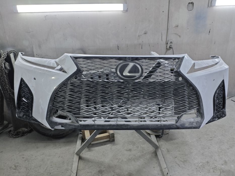 Передний бампер lexus