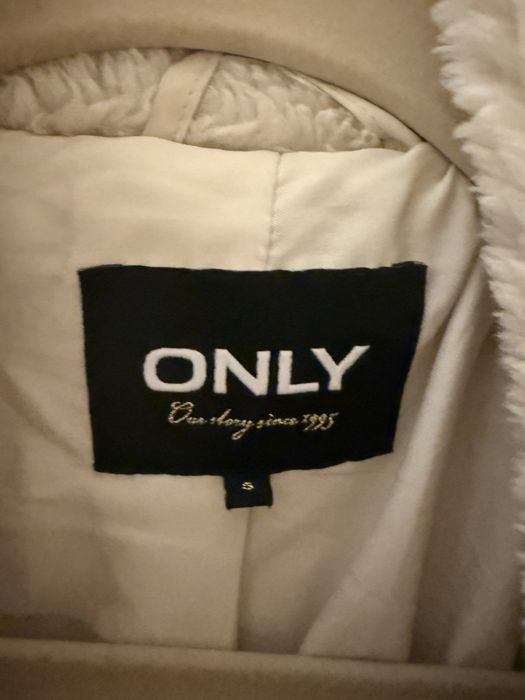 Палто Only.