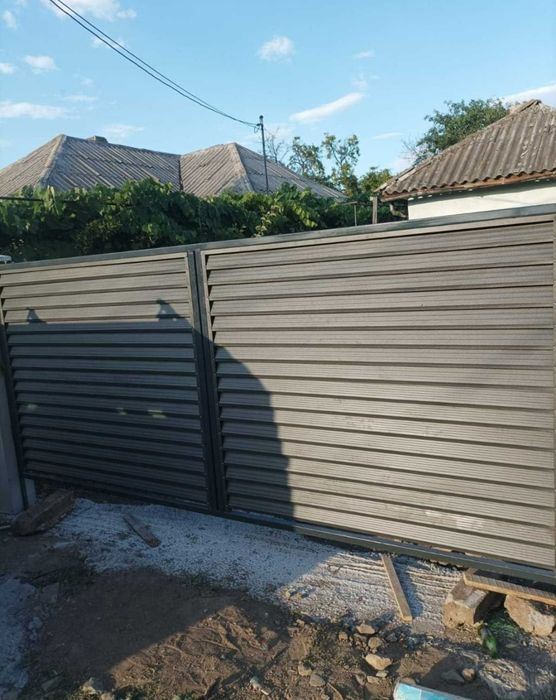 Meseriasi in constructii garduri de peste 10 ani, construim începând de la garduri din sipca metalica, panouri stil jaluzele, tabla cutata, plasă bord
