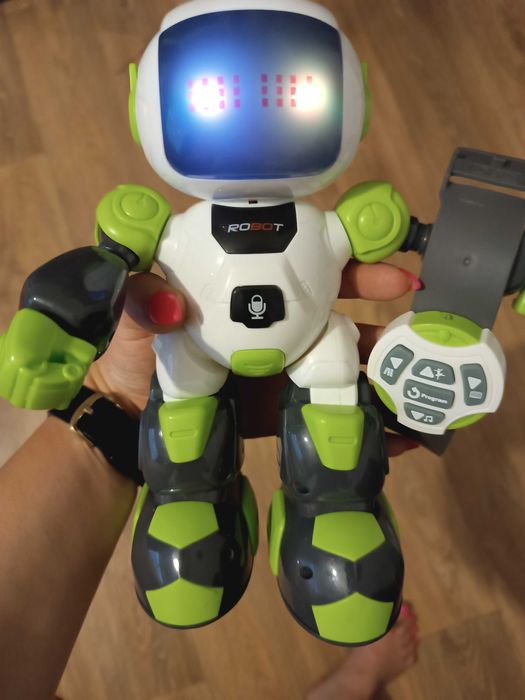 Играчка робот с часовник