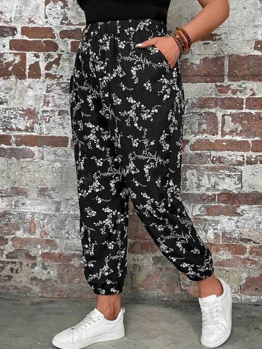 Черни панталони на бели цветя с джобове