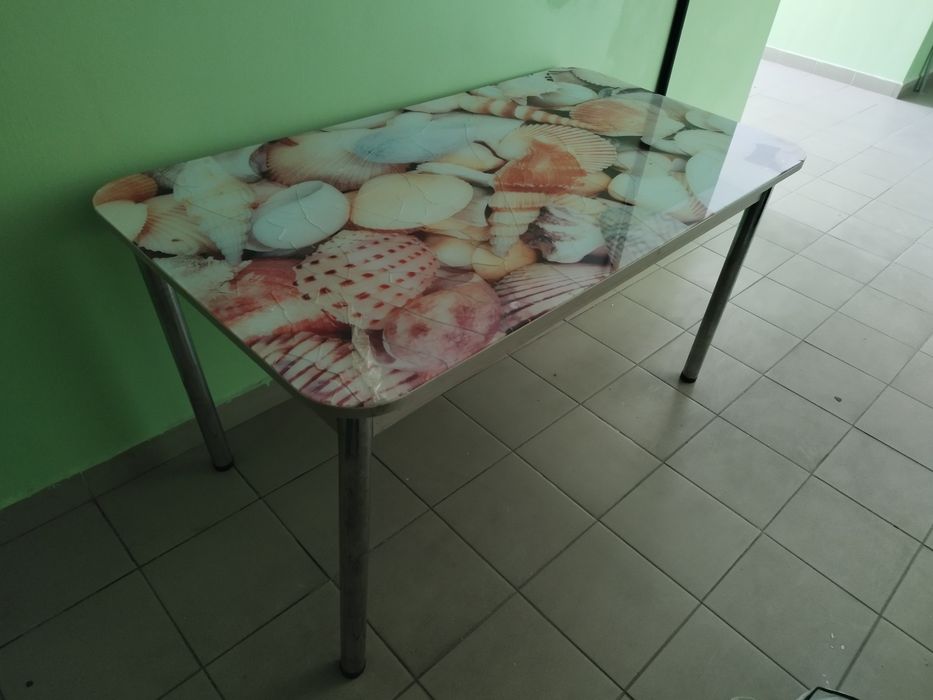 Стол стеклянный ,аяктары бос