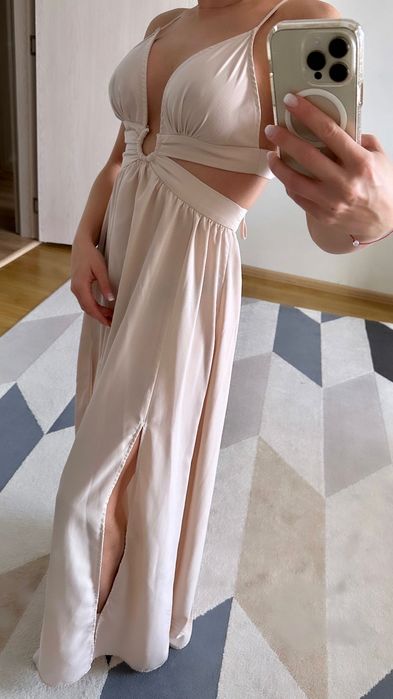 Дълга рокля с гол гръб