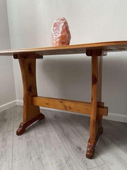 Стол обеденный из дерева