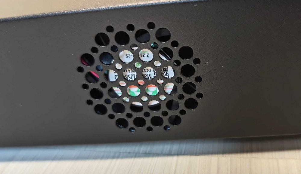 Неупотребяван 8 портов PoE 4K NVR Hikvision DS-7608NI-K2/8P с 2TB HDD