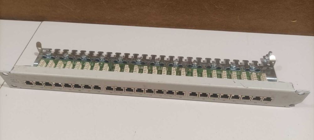 Patch панел с 24 порта - Cat 6 и Cat 5