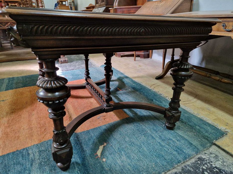 Ръчно изработена трапезна масивна маса с резбовани орнаменти