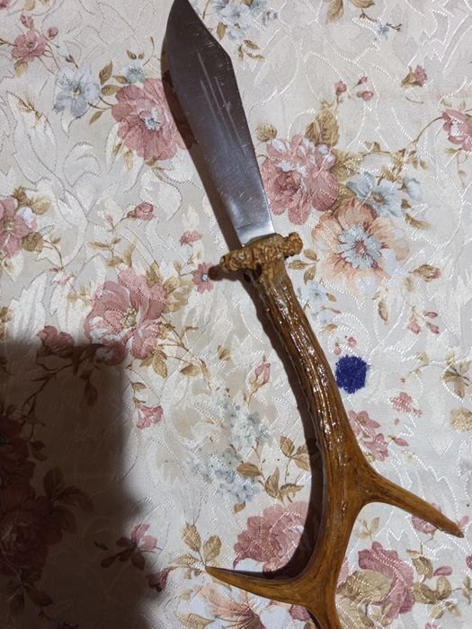 Vînd cuțit inox cu mîner din coarne de cerb