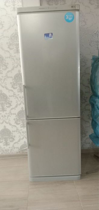 Продается двухкамерный большой холодильник LG