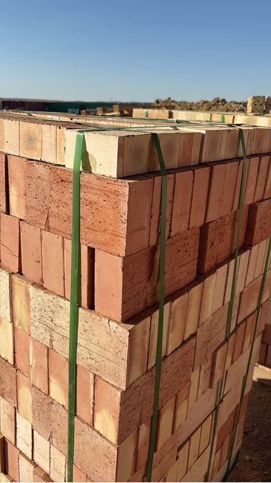 Жженый красный кирпич