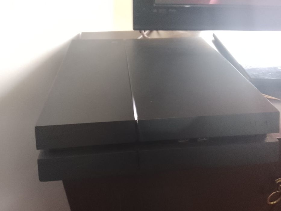 Vand playstation 4 cu toate cablurile necesare ,o maneta + 5 jocuri