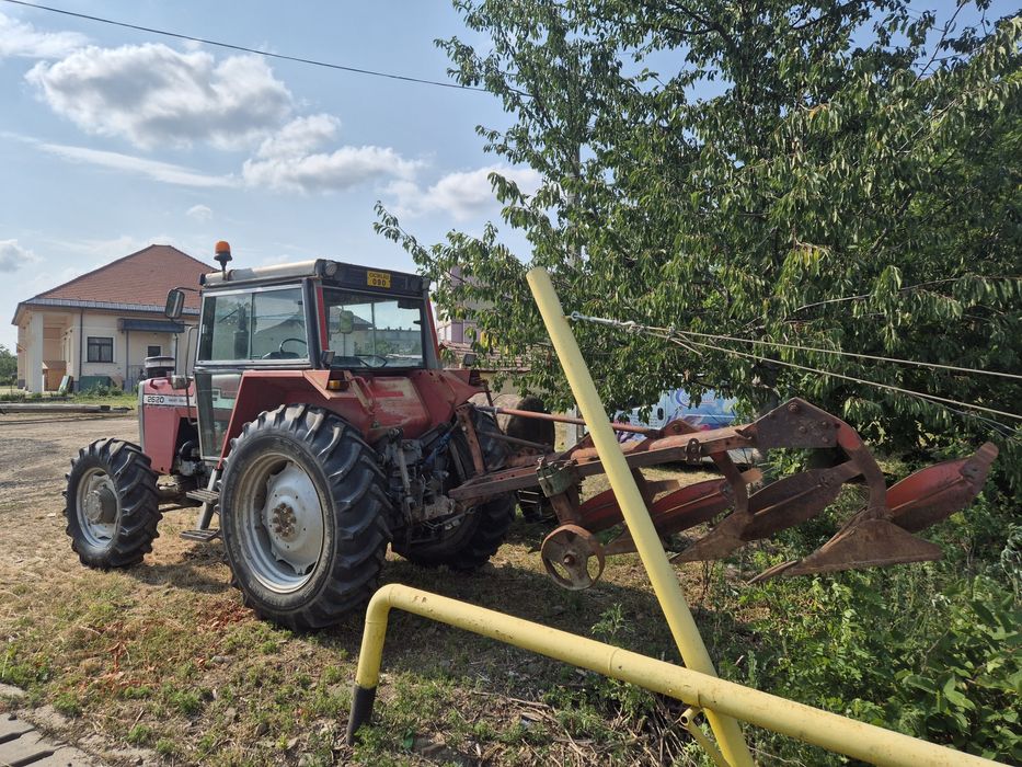 Tractoare   Massey ferguson + plug/ john deere