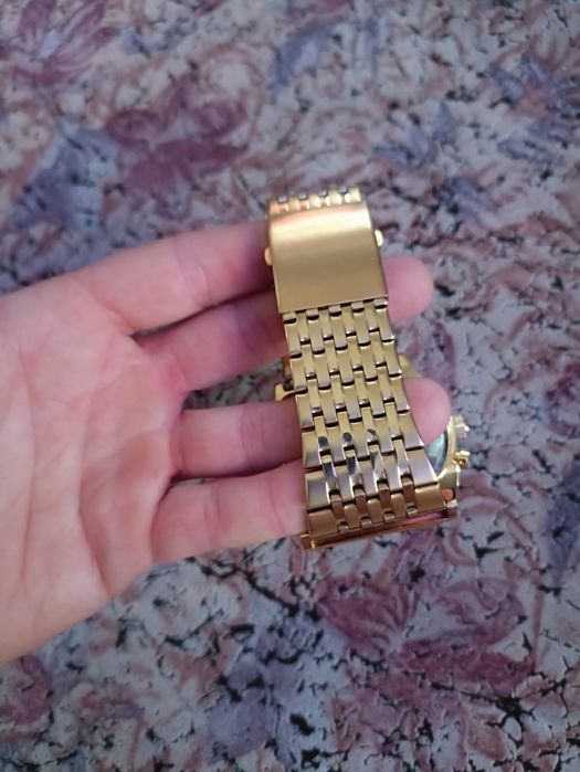 Продам часы Oulm в отличном состоянии.