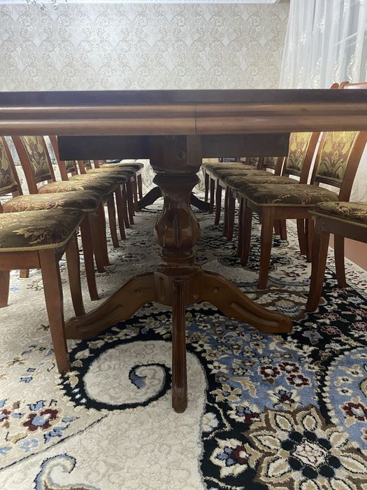 Стол с 12 стульями