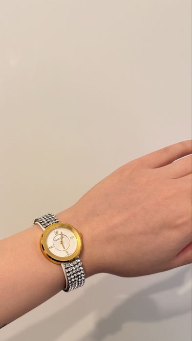 Стильные часы Swarovski