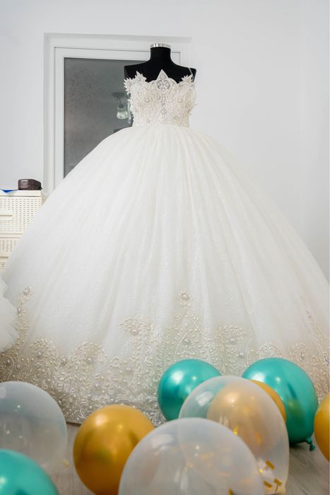 Vand rochie mireasa .