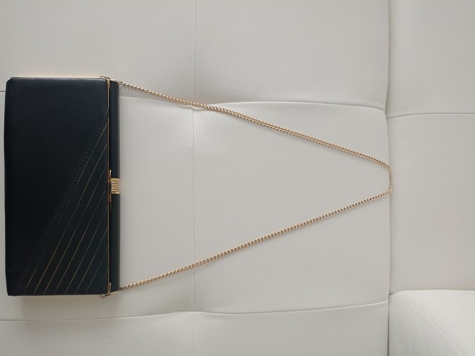 Vând poșetă plic , produs de calitate.