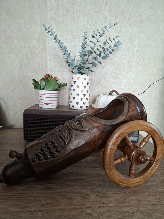 Suport din lemn pentru sticle. In stare excelentă!