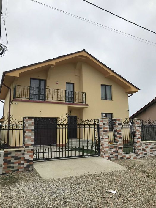Casă familială de vânzare P+M în Sântandrei