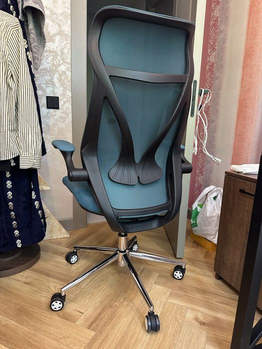 Тканевое эргономичное кресло с поворотным механизмом