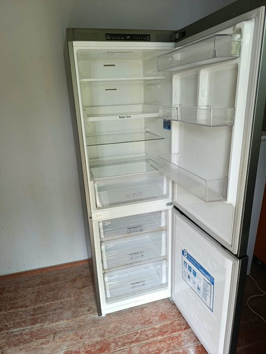 Продам два  холодильник самсунг отлично работает