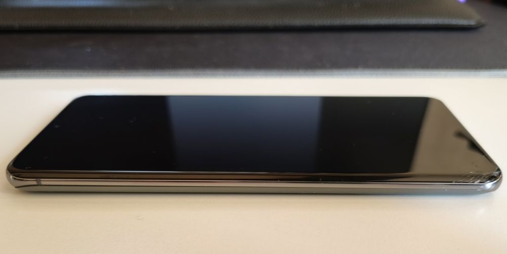 Samsung Galaxy S20+ — Отлична работа, лек козметичен дефект