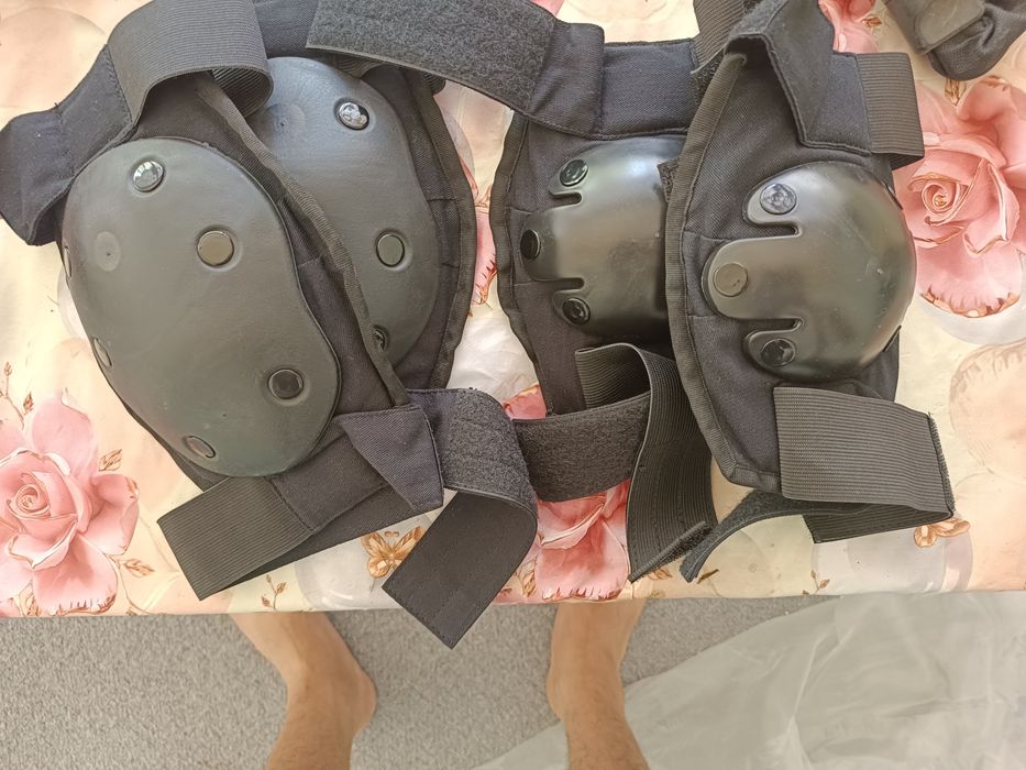 Защитные шлем на коленях