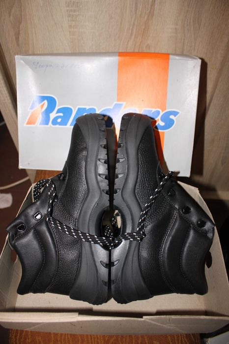 Продавам нови работни обувки(половинки и боти) . 19лв. чифта