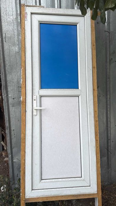 Пластиковая дверь