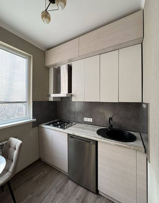 Квартира продаётся торговый центр Чиланзар 3 квартал 1в2/4/4 меб тех