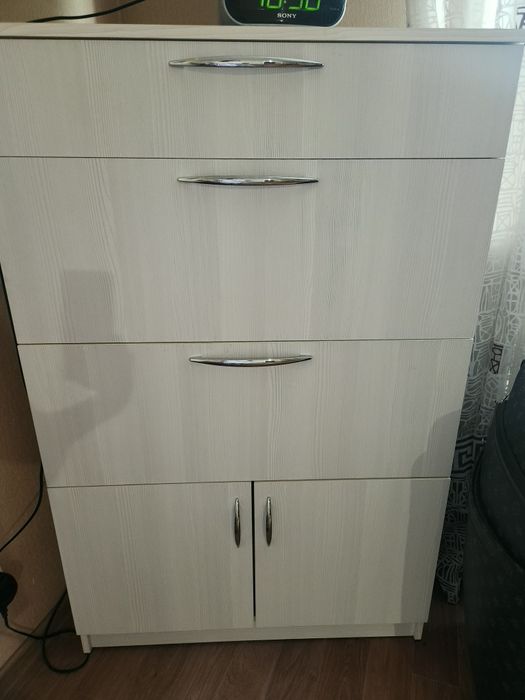 Продам тумбочку комот