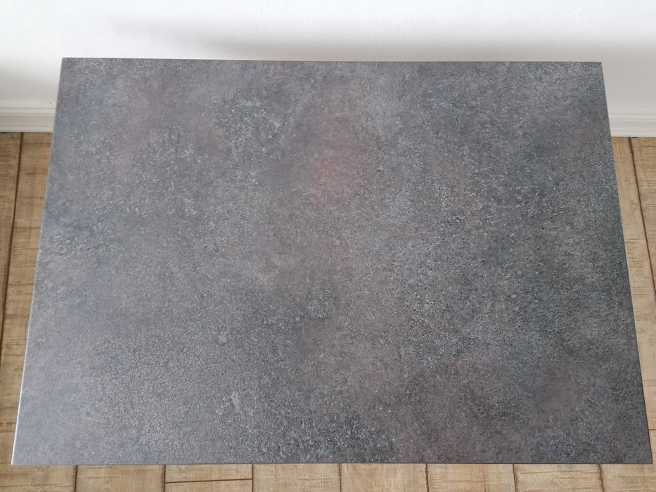 Masa nouă, culoare gri cu picioare metalice.