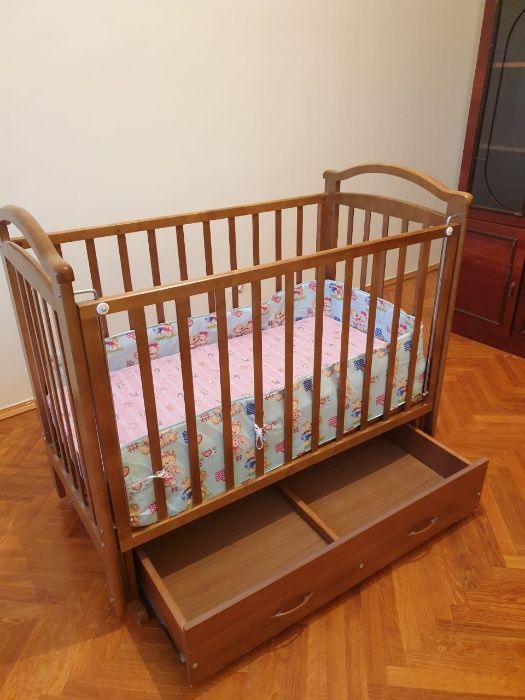Кроватка детская деревянная
