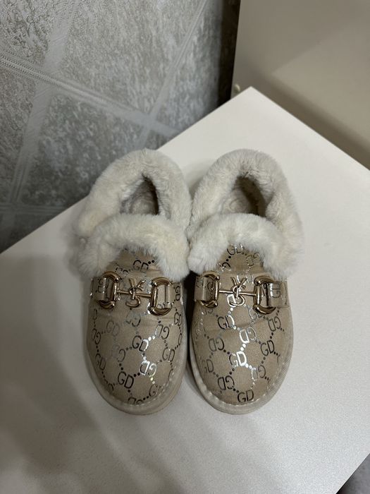 Продаются женские Угги в отличном состоянии.