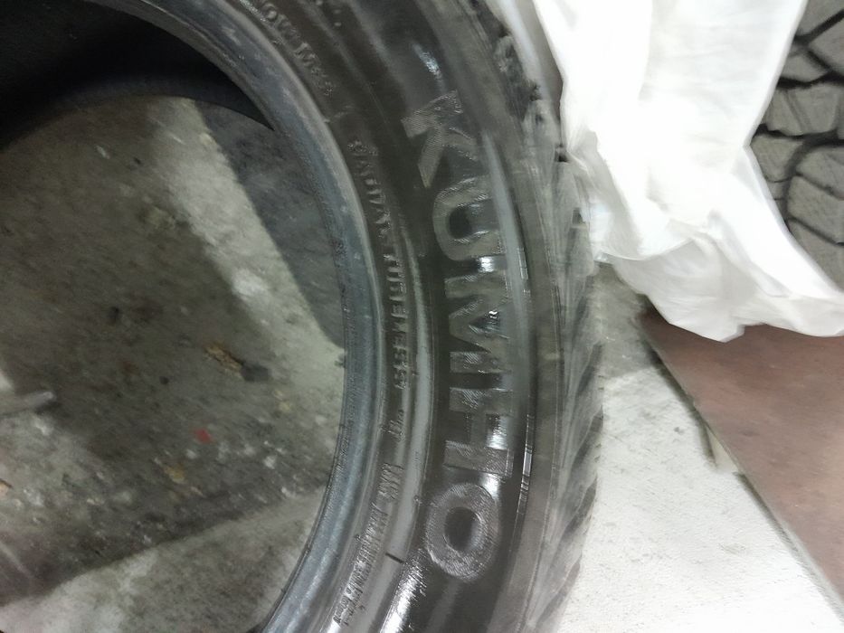 Зимни гуми 4броя 235/55/17 Kumho и летни 4бр. 175/70/14 Brigestone