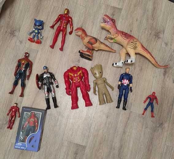 фигурки супергероев и динозавры