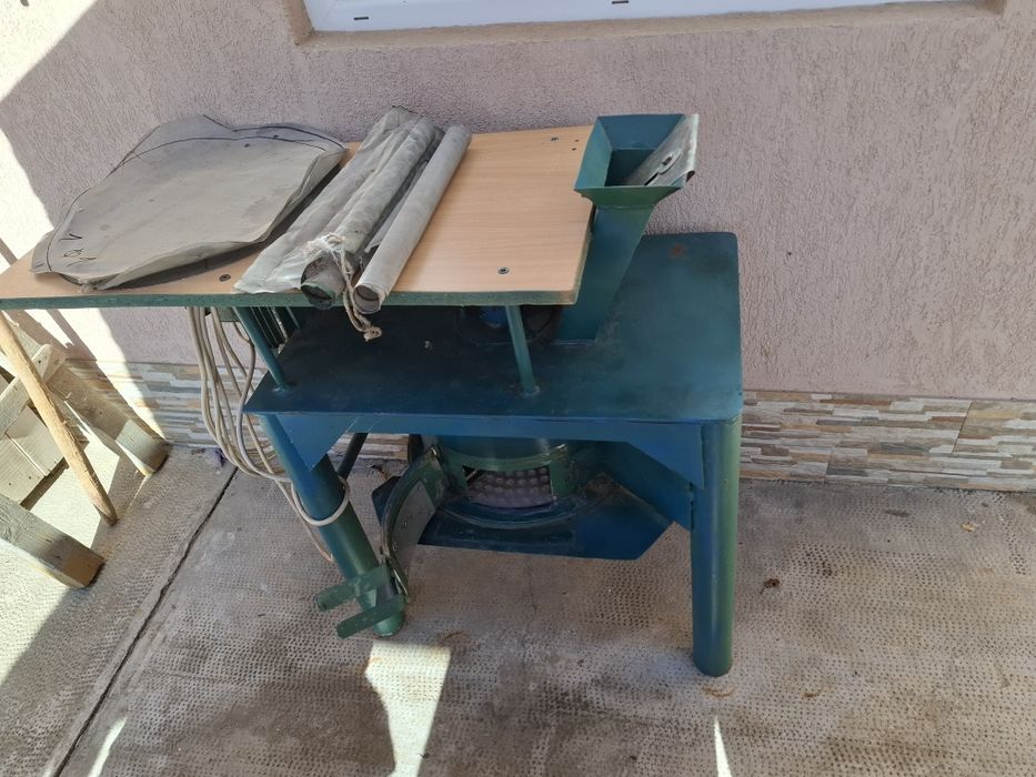 Vând mașina de făcut pastă de maceșe sau bulion
