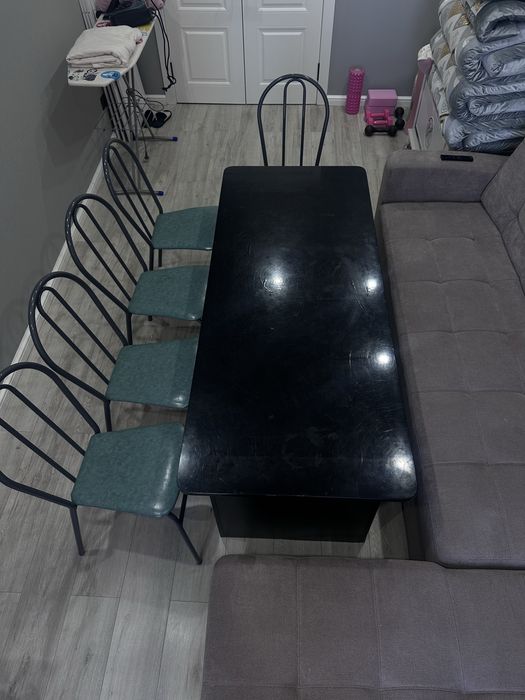 Стол и стулья продам срочно