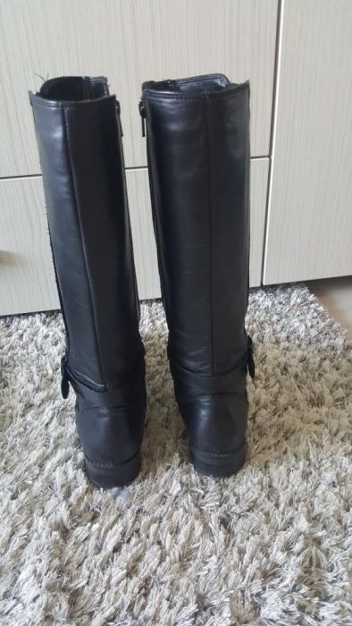 Vând o pereche de cizme de damă din piele nr 38