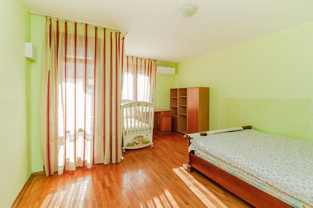 Тристаен за продажба в Център-НДК