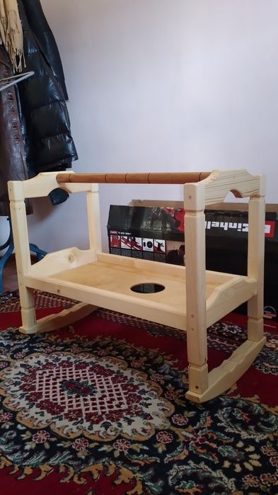 Бесік ағаштан жасалған