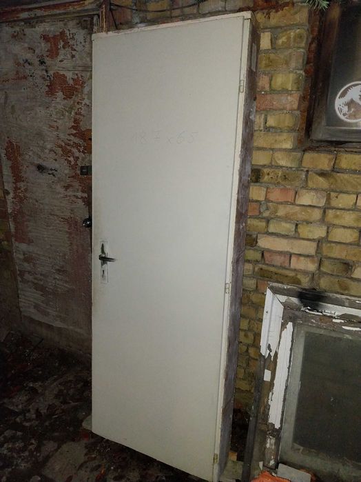 Стара врата с каса