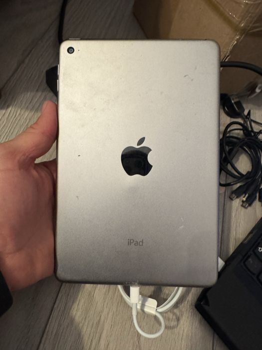 Ipad mini 4 A1538( fara cont )  de 128gb cu ecran spart