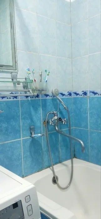 Ялангач , Ширин базар, кафе Бухара. ЭКО базар Продаётся 2ком квартира