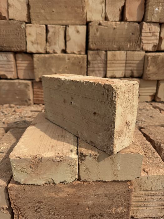 Красный кирпич қызыл кірпіш