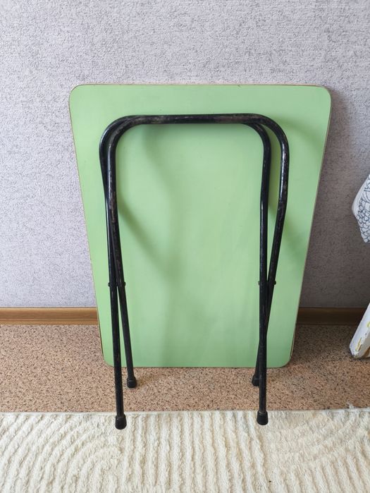 Складной стол и 3 стула