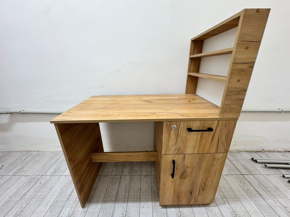 Маникюрный столик, напольные лампы