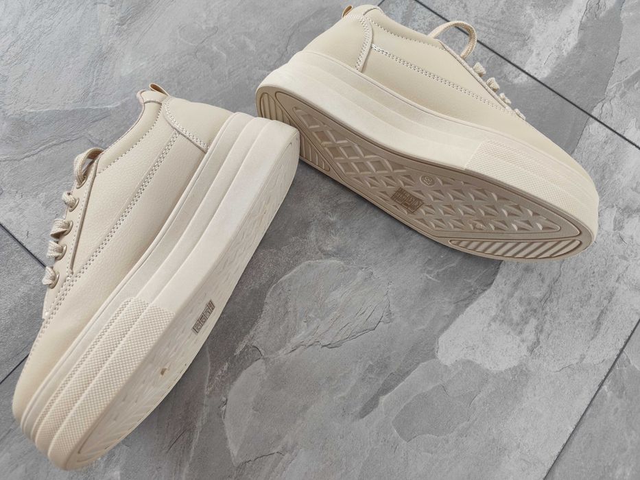 Нови дамски кецове бежови с платформа – модерни и удобни